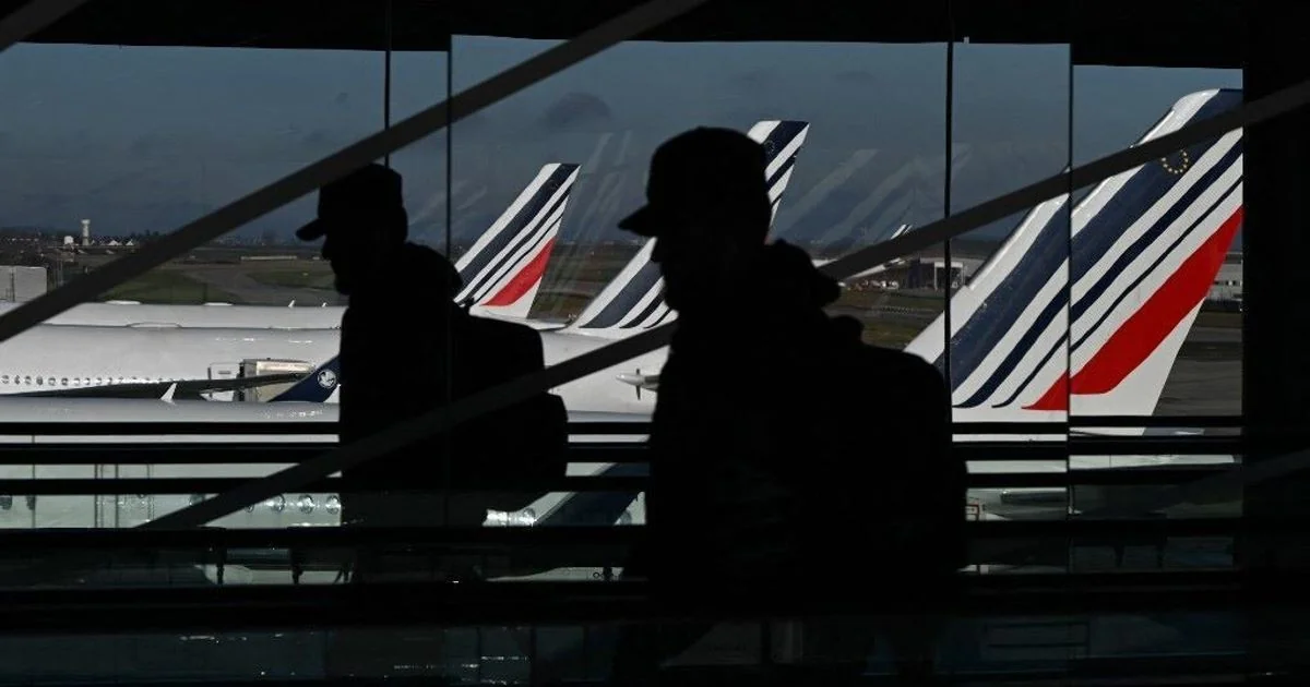 Aeroportos europeus alertam: Risco de escassez de combustível e impacto nos voos de verão se Estreito de Hormuz não reabrir em 3 semanas