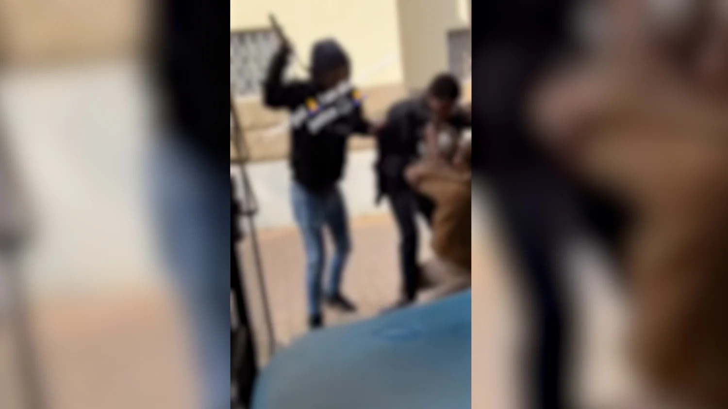 Alessandria: mãe nigeriana agredida a bordo de ônibus; vídeo mostra passageiros sem intervir