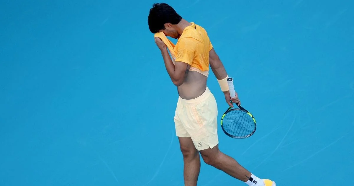 Alcaraz se retira do Barcelona Open por lesão no pulso direito e complica corrida ao número um