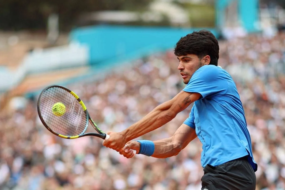 Alcaraz se retira em Barcelona por lesão; Sinner amplia vantagem e segue número 1 do ranking ATP