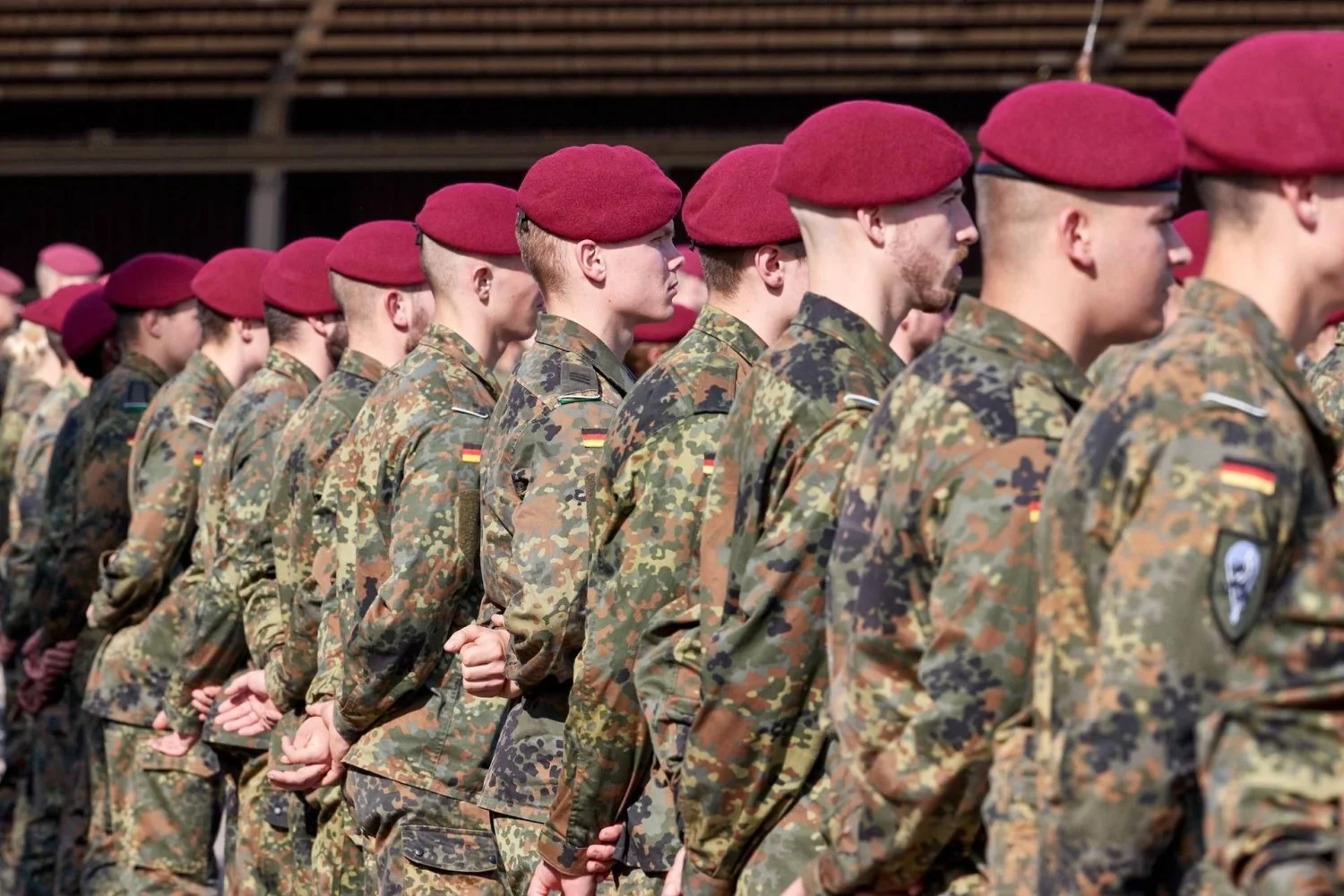 Alemanha exige autorização militar para homens que deixarem o país por mais de 3 meses
