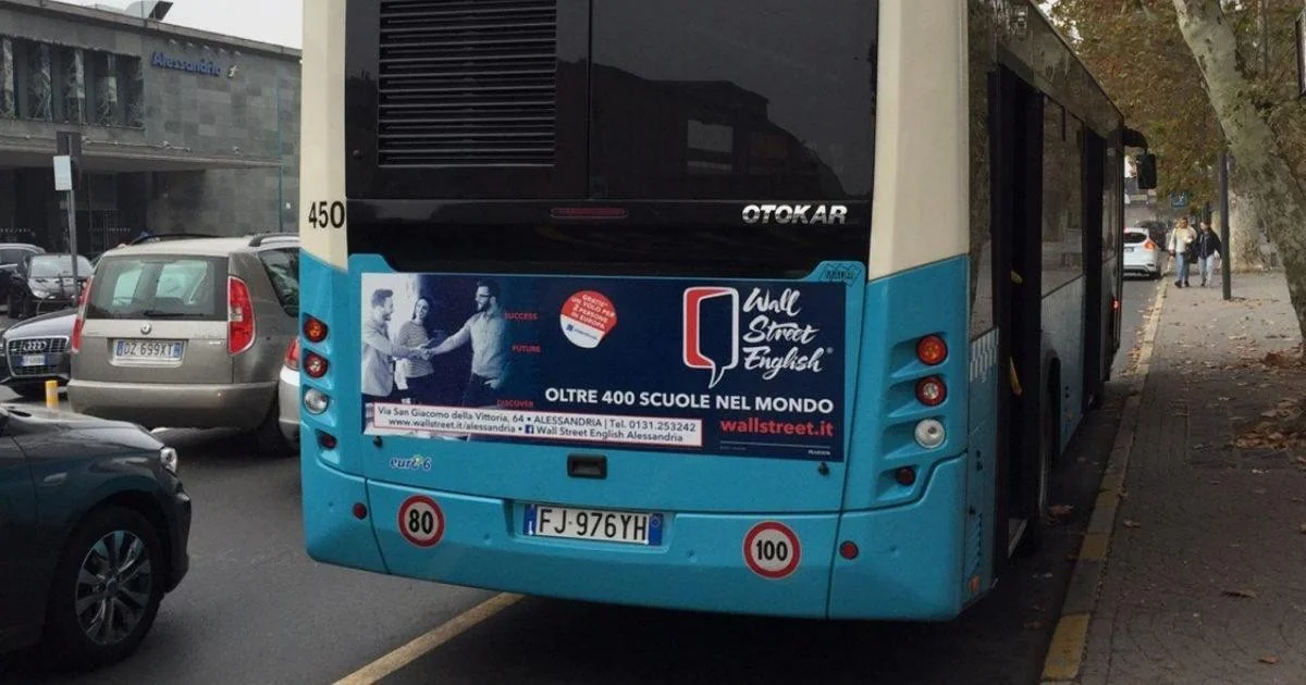 Alessandria: mulher agredida a cinghiadas em ônibus na frente do filho; dois menores identificados