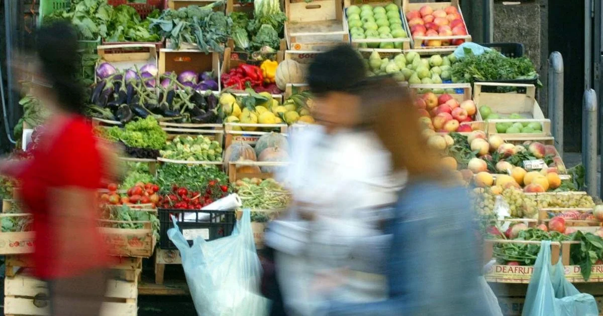 Caro combustíveis pressiona preços de frutas e verduras: levantamento detalha aumentos por produto