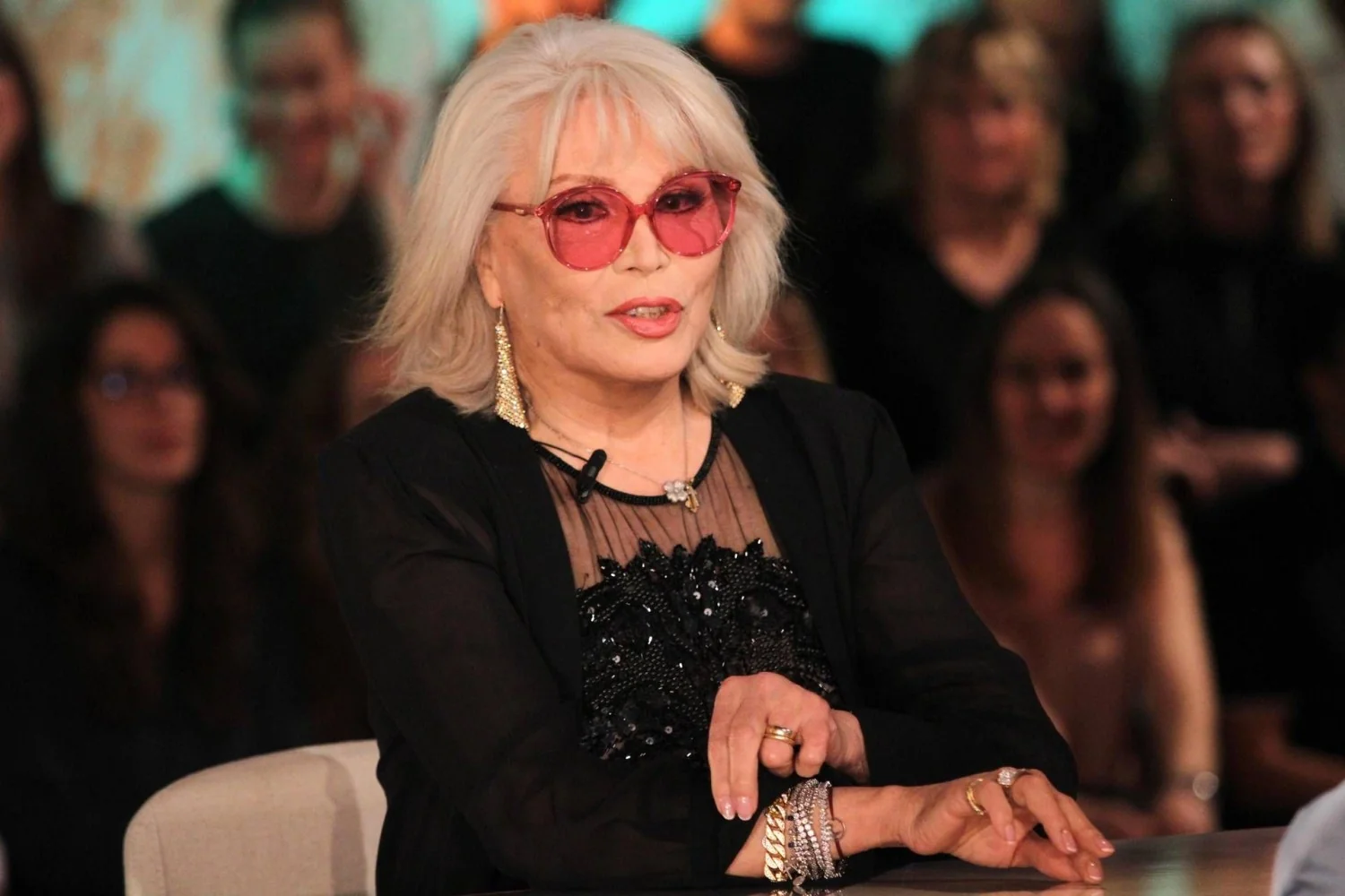 Amanda Lear em Belve: Dalí impotente, Bowie 'me dava um pouco de nojo' e memórias que são um espelho do nosso tempo