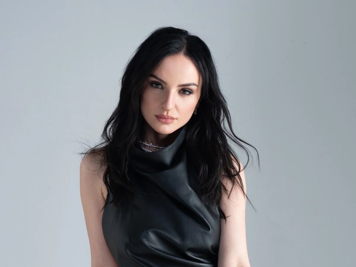 Arisa se reinventa: 'Foto Mosse' revela a cantora que quer ser também autora — e está cansada de ser a 'mãe' dos seus homens
