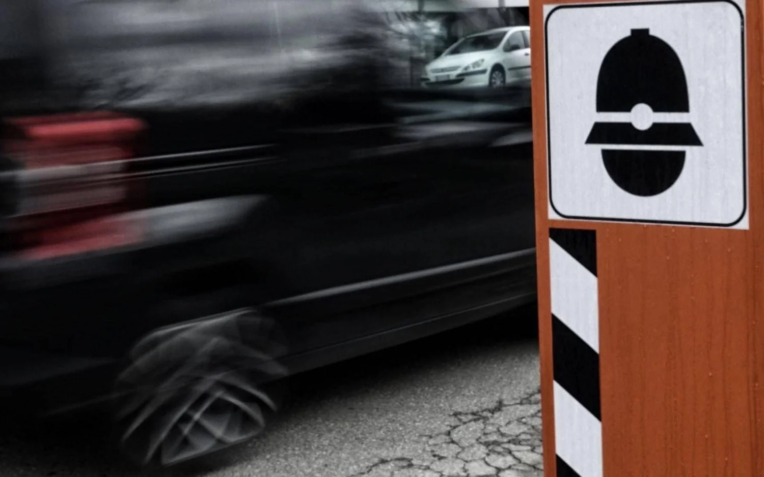 Autovelox 2.0: inteligência artificial começa a flagrar motoristas com celular e sem cinto no Reino Unido