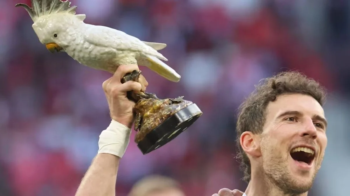 Por que o Bayern de Munique ergue um cacatua de cerâmica a cada título: o talismã que virou imagem do clube