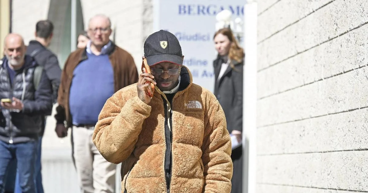 Rapper Bello Figo vai a júri em Bergamo: acusado de violência sexual contra menor