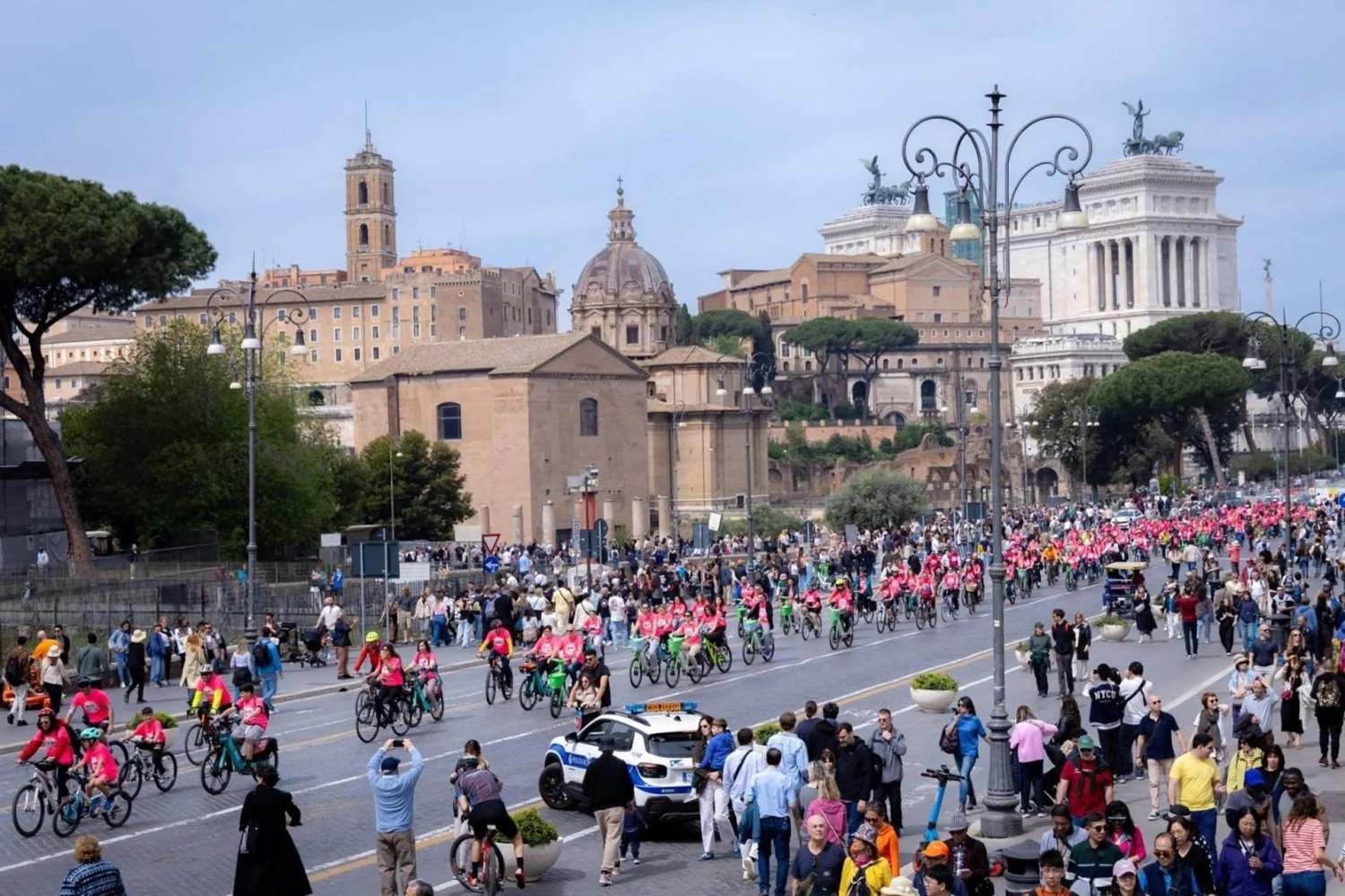 Bicinrosa em Roma: mais de 300 pessoas pedalam pela prevenção do câncer de mama