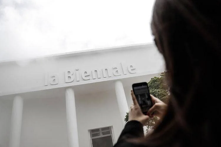 Bienal de Veneza 2026: carta de ~70 artistas pede exclusão de Israel, Rússia e EUA