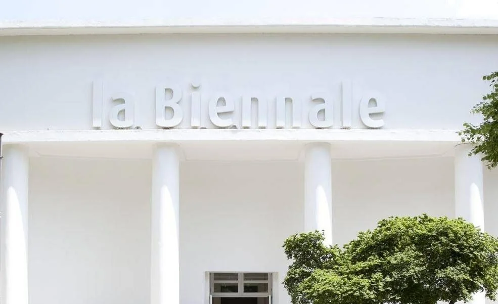 Biennale di Venezia sob pressão: UE pode congelar fundos se reabrir o pavilhão da Rússia