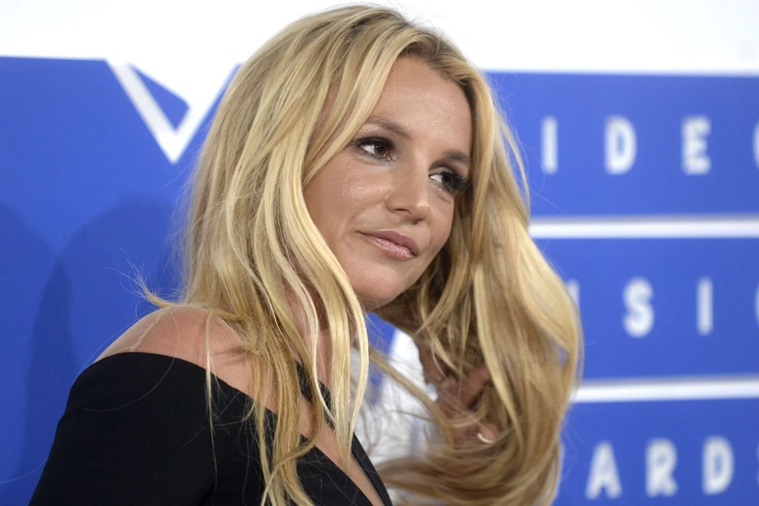 Britney Spears se interna voluntariamente em clínica após detenção em março; investigação segue aberta