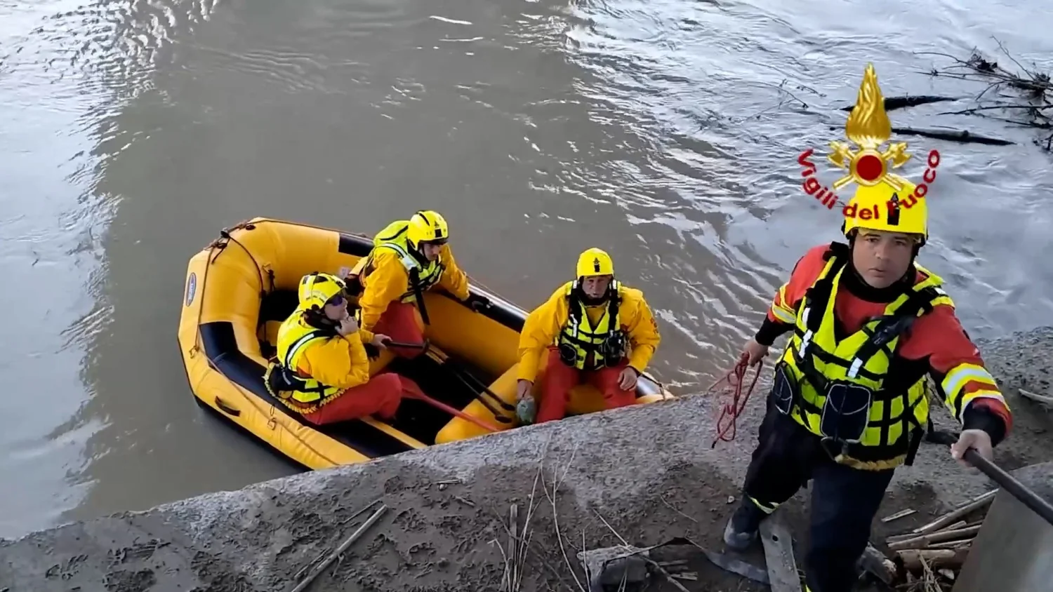 Buscas continuam por Domenico Racanati após desabamento da ponte sobre o rio Trigno
