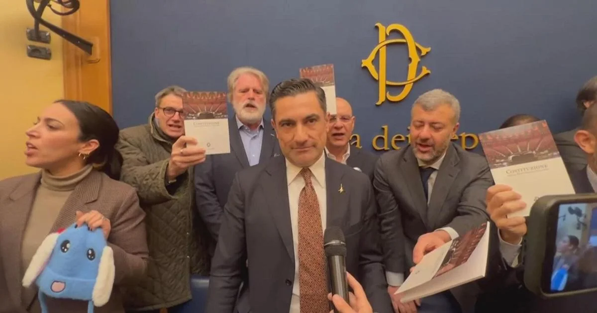 Câmara suspende 32 deputados da oposição por bloqueio a evento neofascista