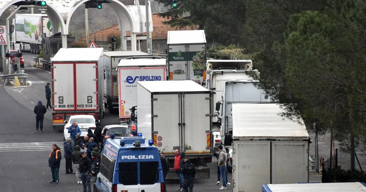 Camionista de 55 anos é morto após ser atropelado na A1 durante protesto de caminhoneiros em Caserta