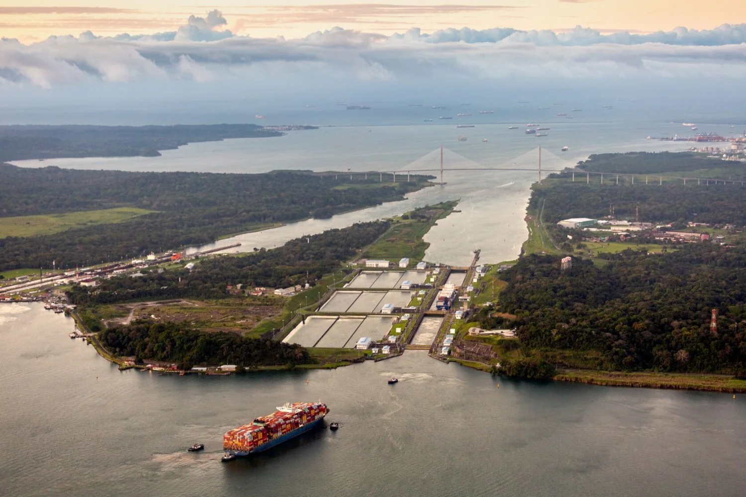 Canal do Panamá registra preços recorde nos leilões enquanto Estreito de Hormuz fica 'fora de serviço'