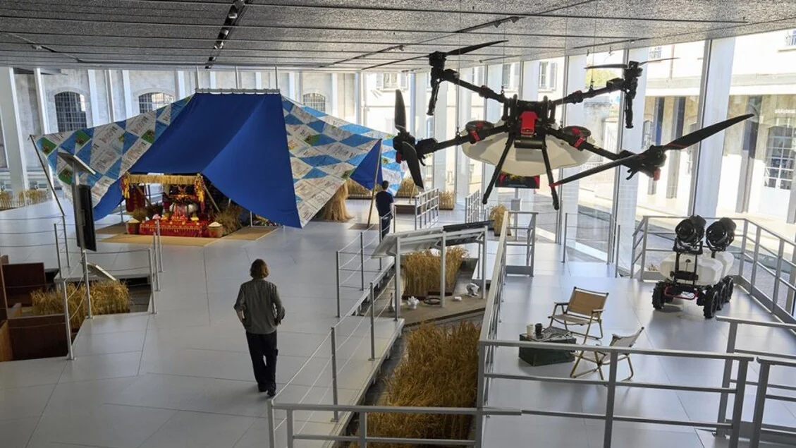 Cao Fei inaugura 'Dash' em Milão: drones, ritos e a agricultura inteligente