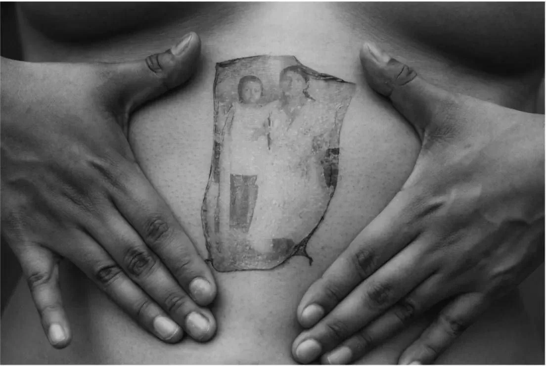 “Carne Política” no Opificio della Fotografia: o corpo como espaço de tensão e resistência