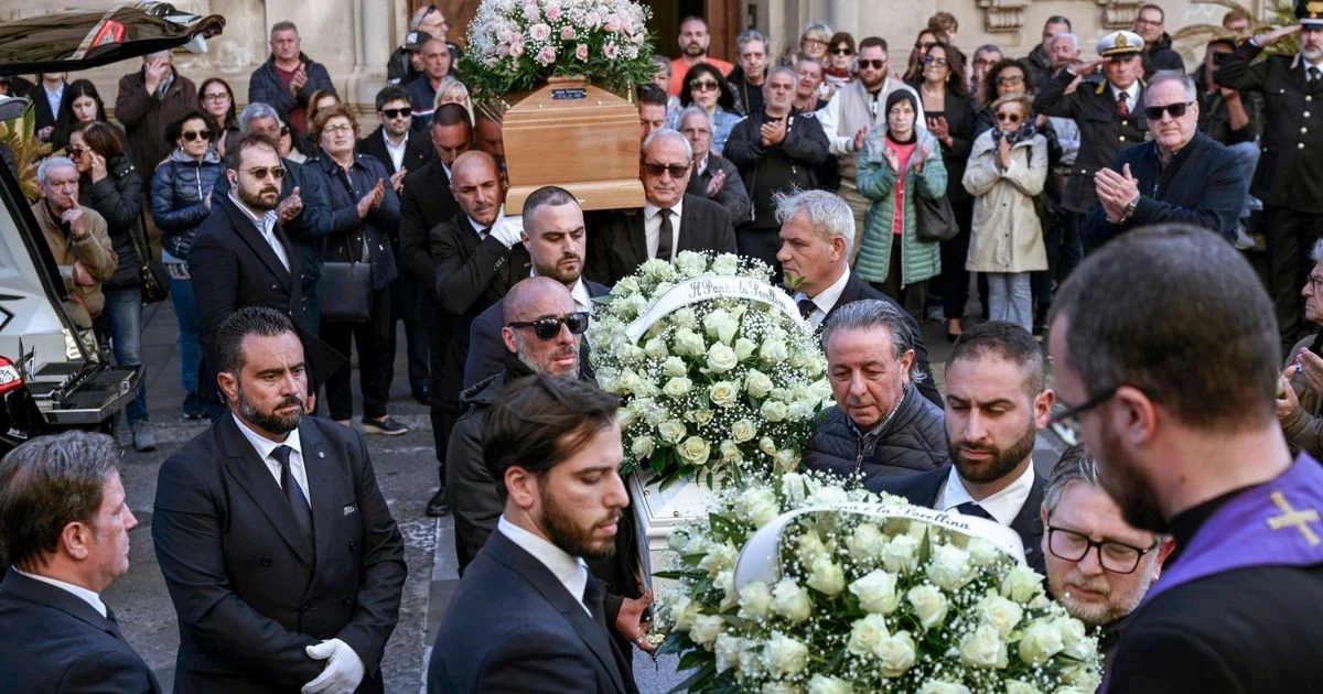 Catanzaro chora Anna Democrito e os dois filhos em funeral comovente no 25 de Abril