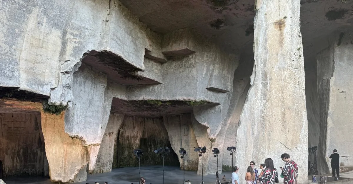 Cave di Neapolis: o cenário monumental do desfile Pucci SS 2026 entre cor e memória