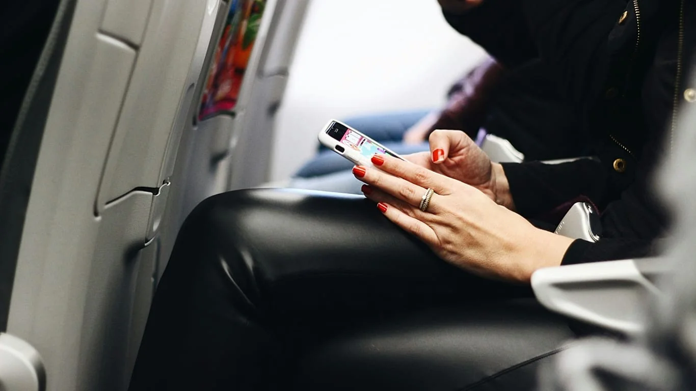 Chamadas a bordo: British Airways implanta wifi Starlink e abre debate sobre ligações telefônicas em voo