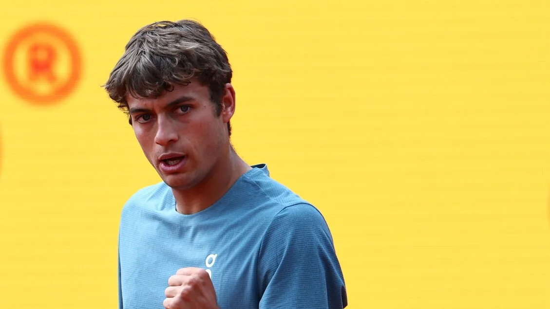 Flavio Cobolli vira sobre Camilo Ugo Carabelli e avança na estreia em Madrid