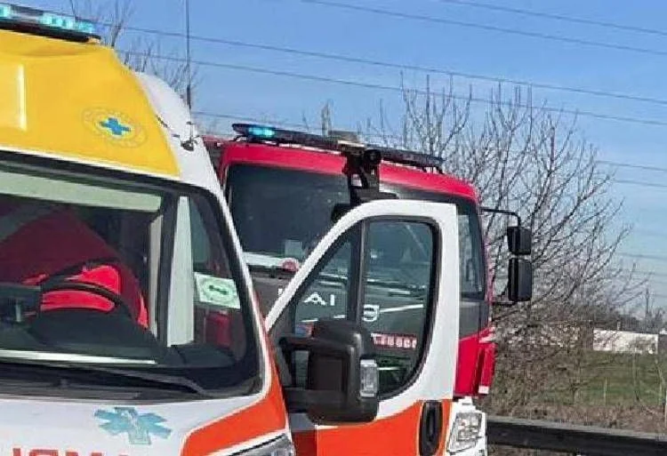 Colisão frontal entre carro e ônibus no Veneziano deixa um morto e cinco feridos