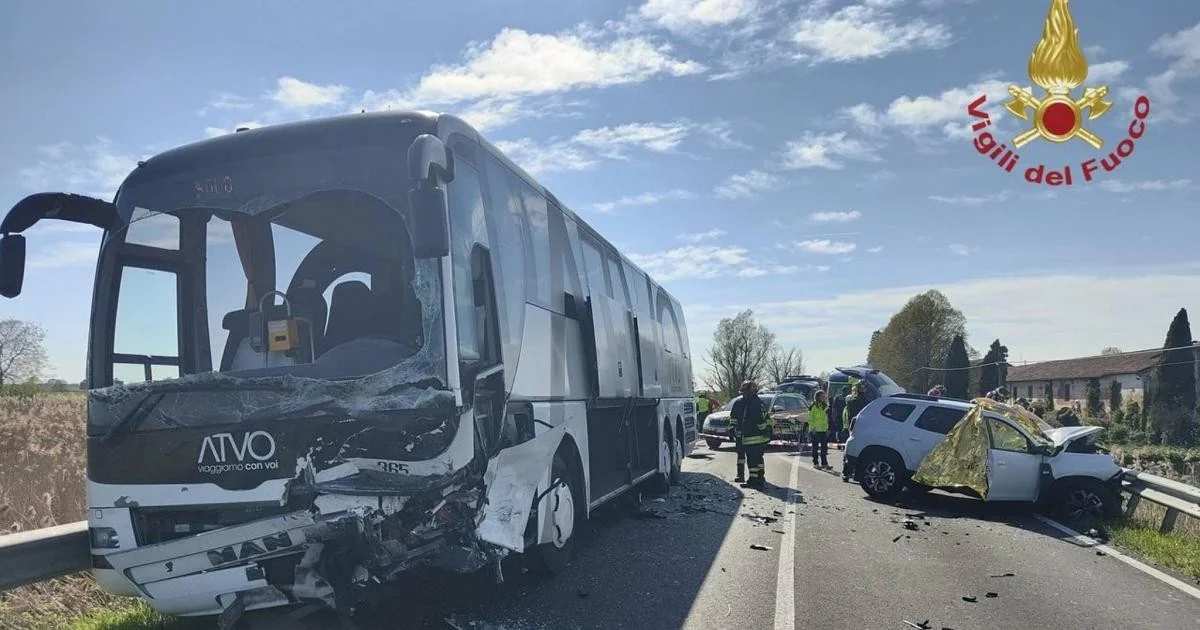 Colisão entre ônibus ATVO e automóvel em Portegrandi deixa um morto e cinco feridos