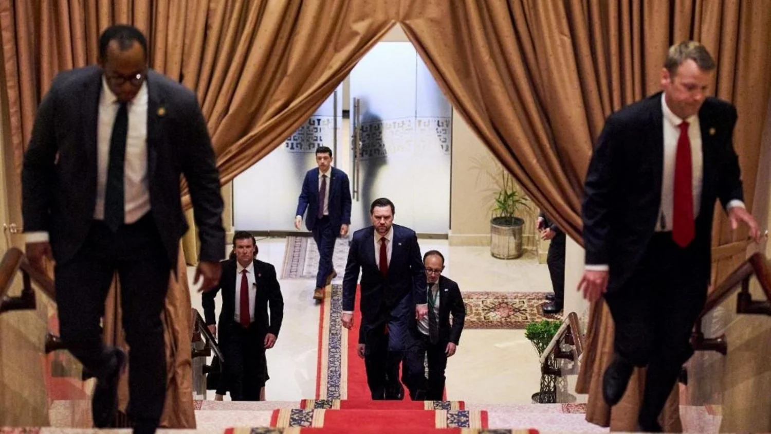 Colóquios em Islamabad avançam pela noite; impasse no Estreito de Hormuz mantém tensão diplomática