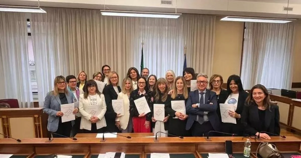 Comissão parlamentar propõe criminalizar difusão de conteúdos sexuais gerados por IA