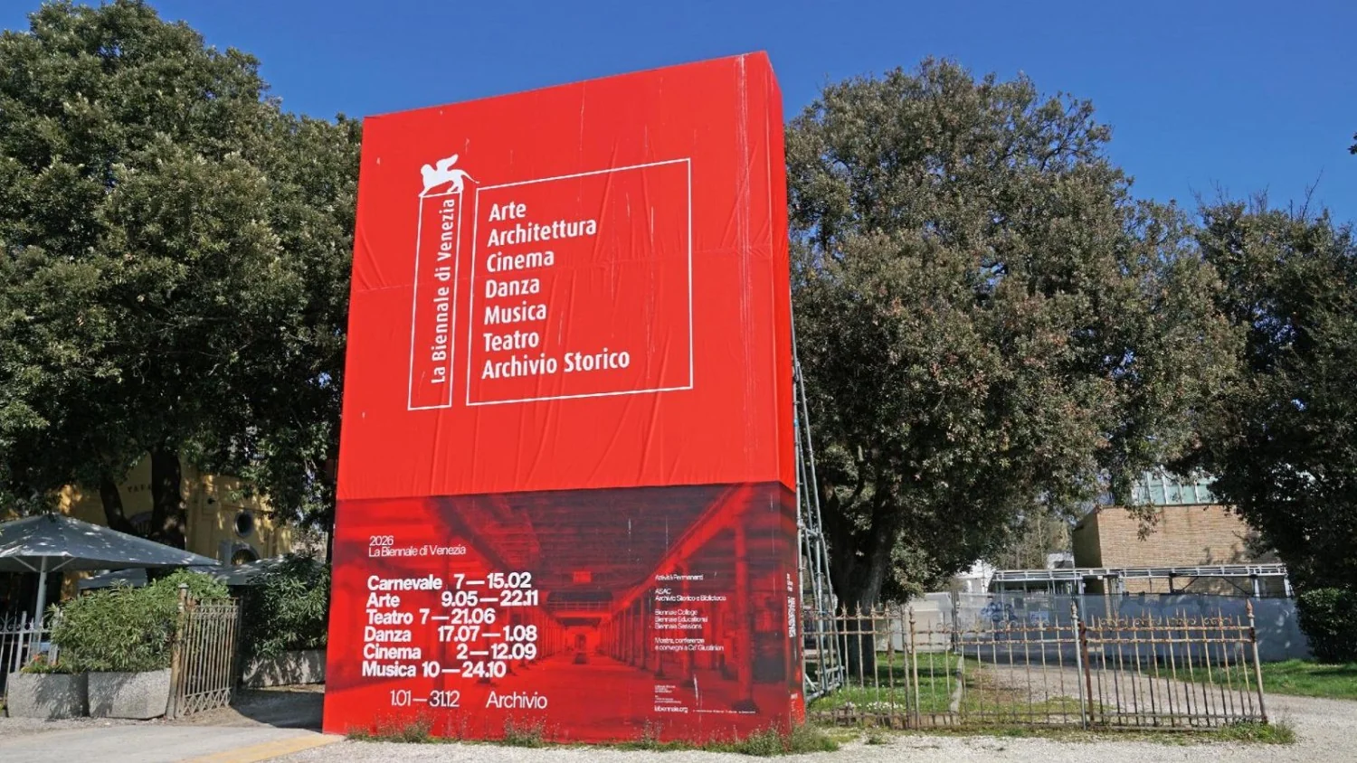 Comissão Europeia inicia processo para congelar fundos da Bienal de Veneza por reabertura do pavilhão russo