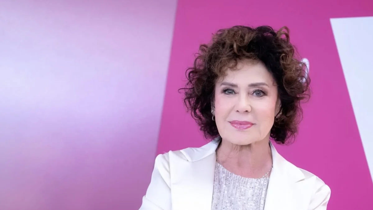 Corinne Clery anuncia casamento com companheiro gay: ‘Não somos um casal convencional’