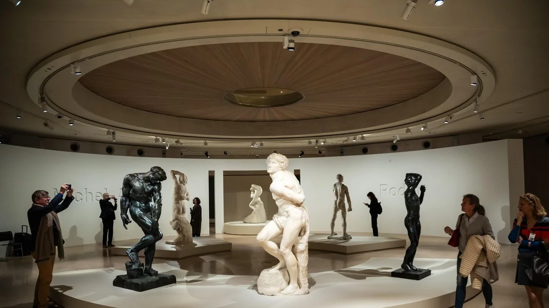 ‘Corpos Viventes’: Michelangelo e Rodin em diálogo sensorial no Museu do Louvre