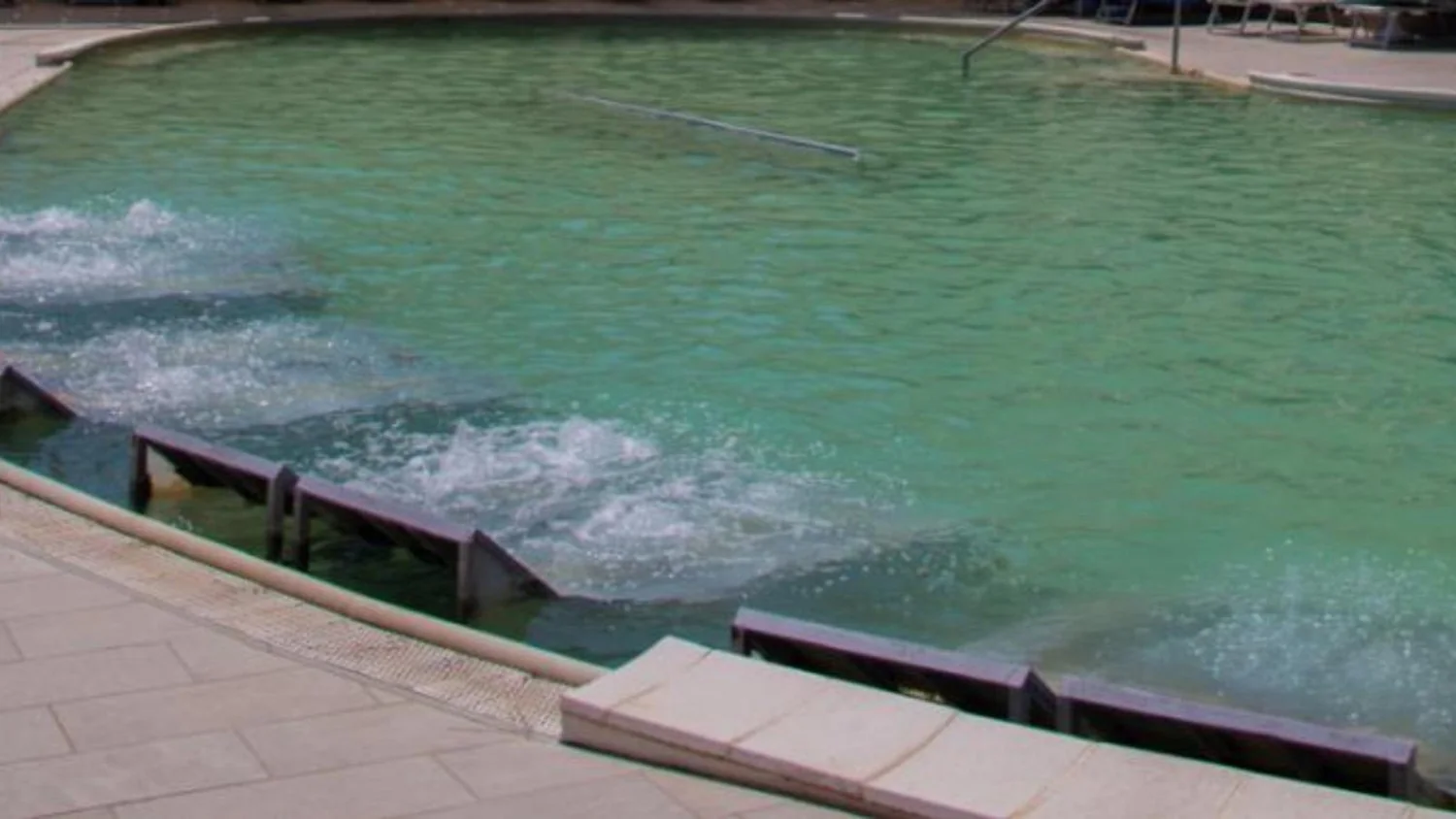 Criança de 7 anos morre em piscina nas Terme di Suio; corpo apreendido para investigação