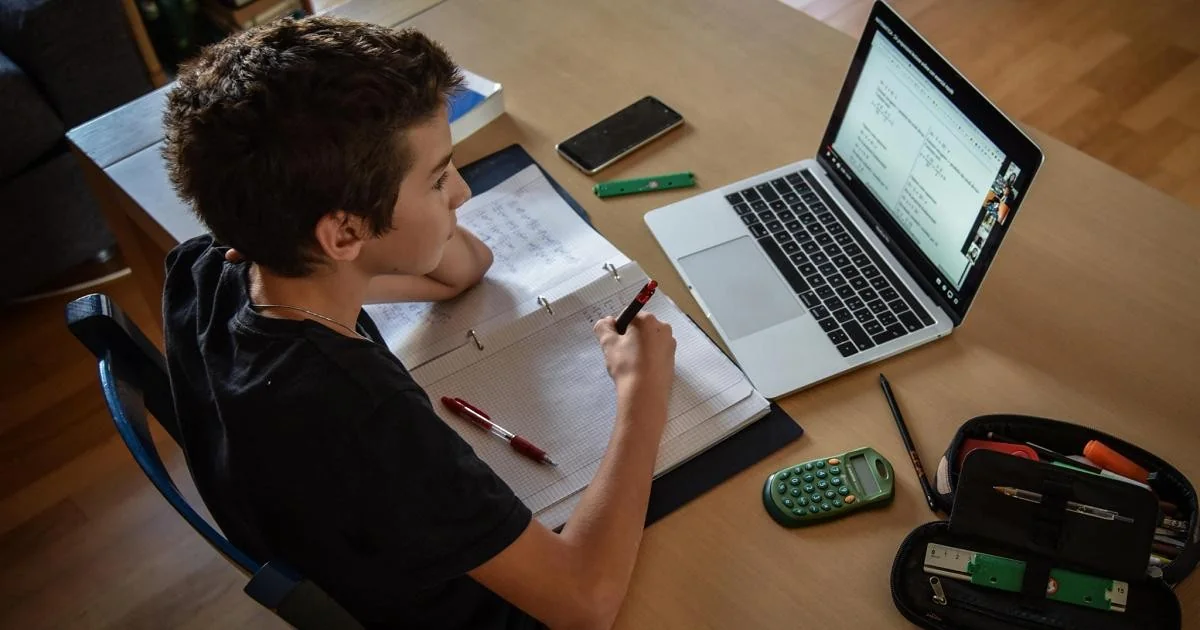 Crise energética e retorno à DaD: 65% dos alunos rejeitam volta às aulas pela tela