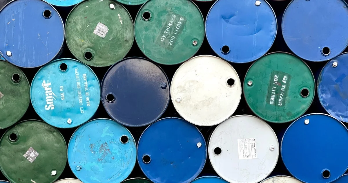 Crise do petróleo: AIE alerta para o maior colapso da demanda desde a pandemia após choque no Estreito de Hormuz