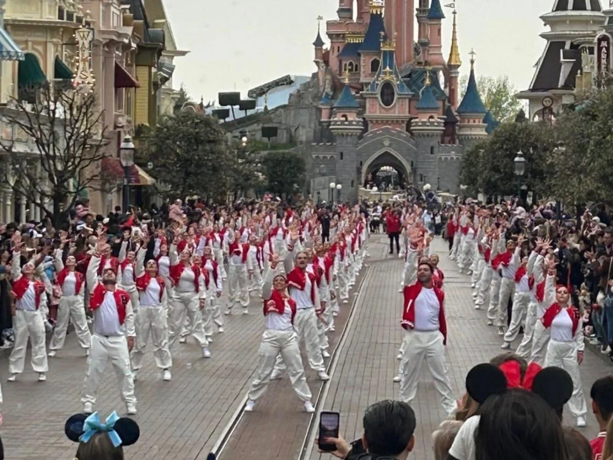 Bailarinos italianos da Dance Academy conquistam a primeira pré-parada em Disneyland Paris