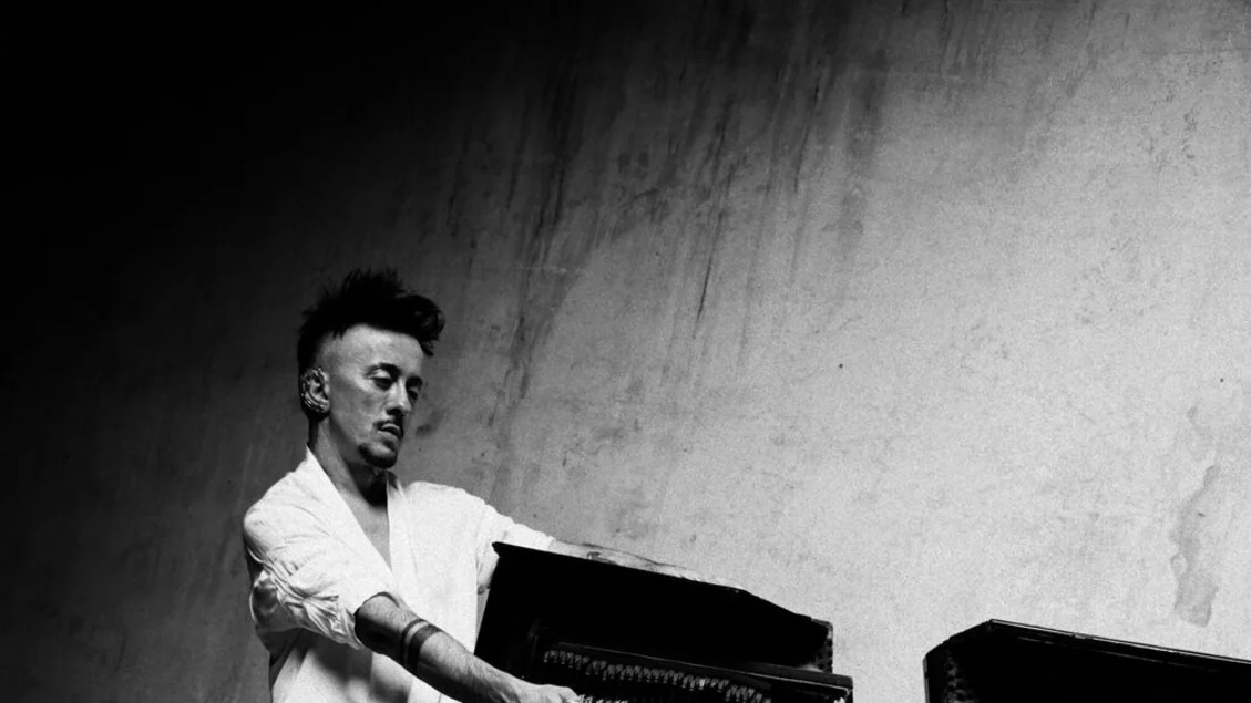 Dardust reinventa Veneza na Bienal 2026 com piano e inteligência artificial