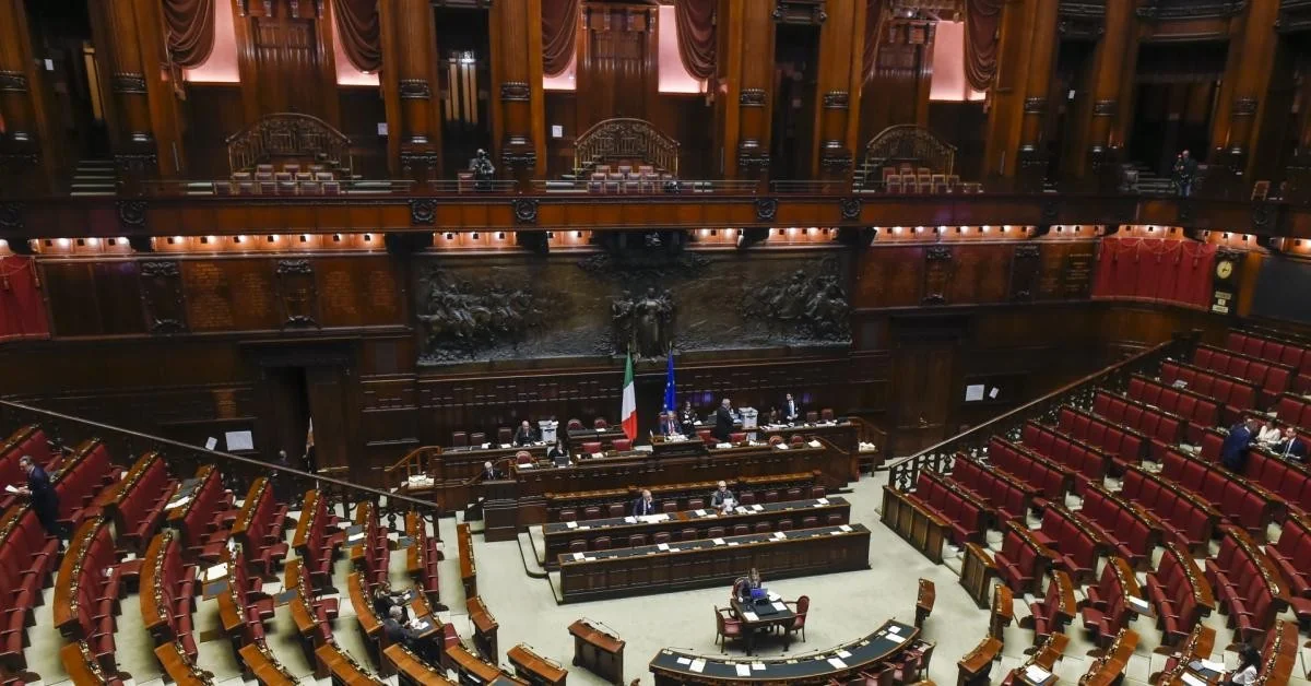 Governo põe voto de confiança ao decreto de segurança com norma sobre repatriação; Mattarella exige correção