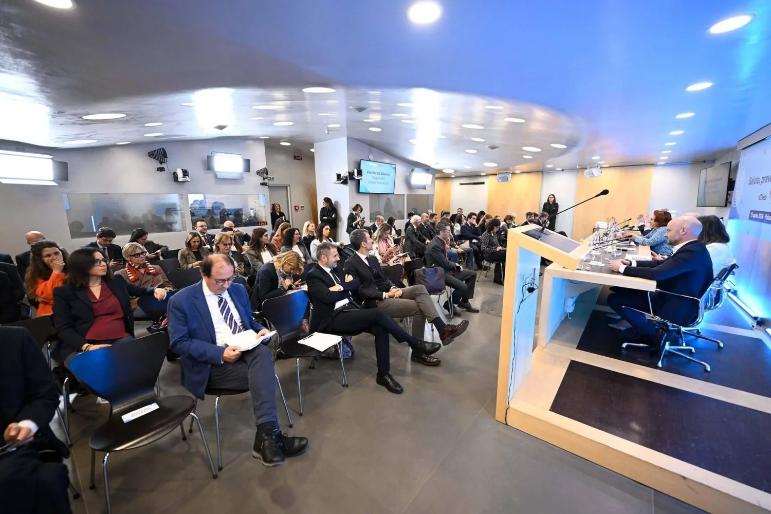 Cicchetti: coragem para o 'delisting' pode economizar 3 bilhões e desafogar listas de espera na saúde italiana