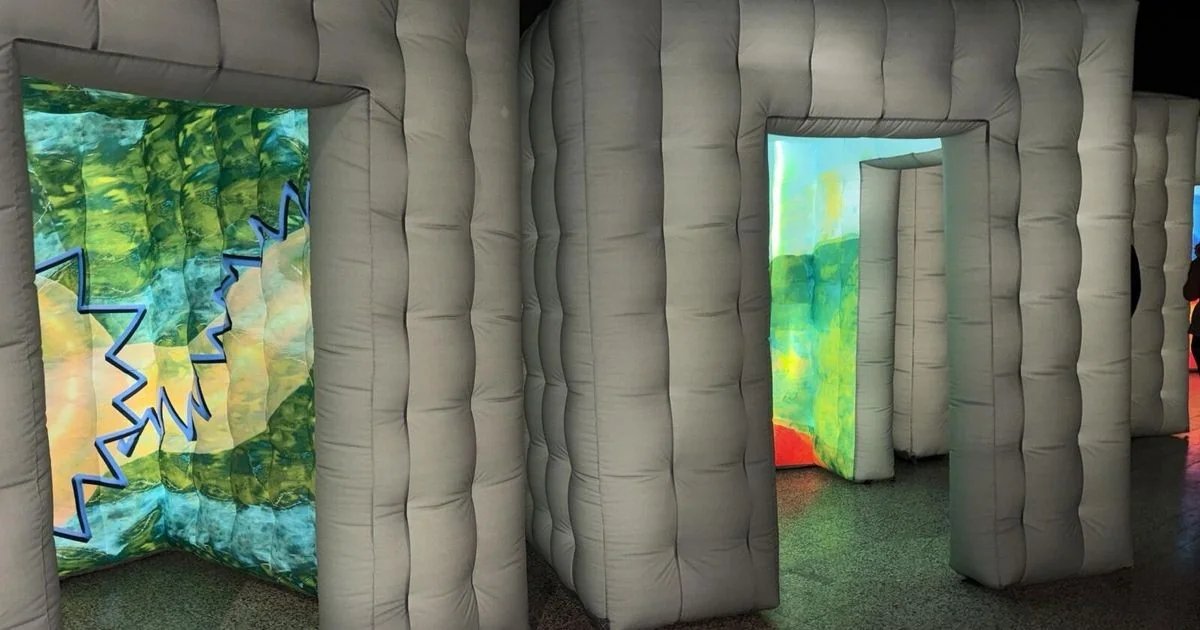 Dentro da metamorfose: o que resta do que descartamos? Exposição em Milão reimagina o plástico com IA