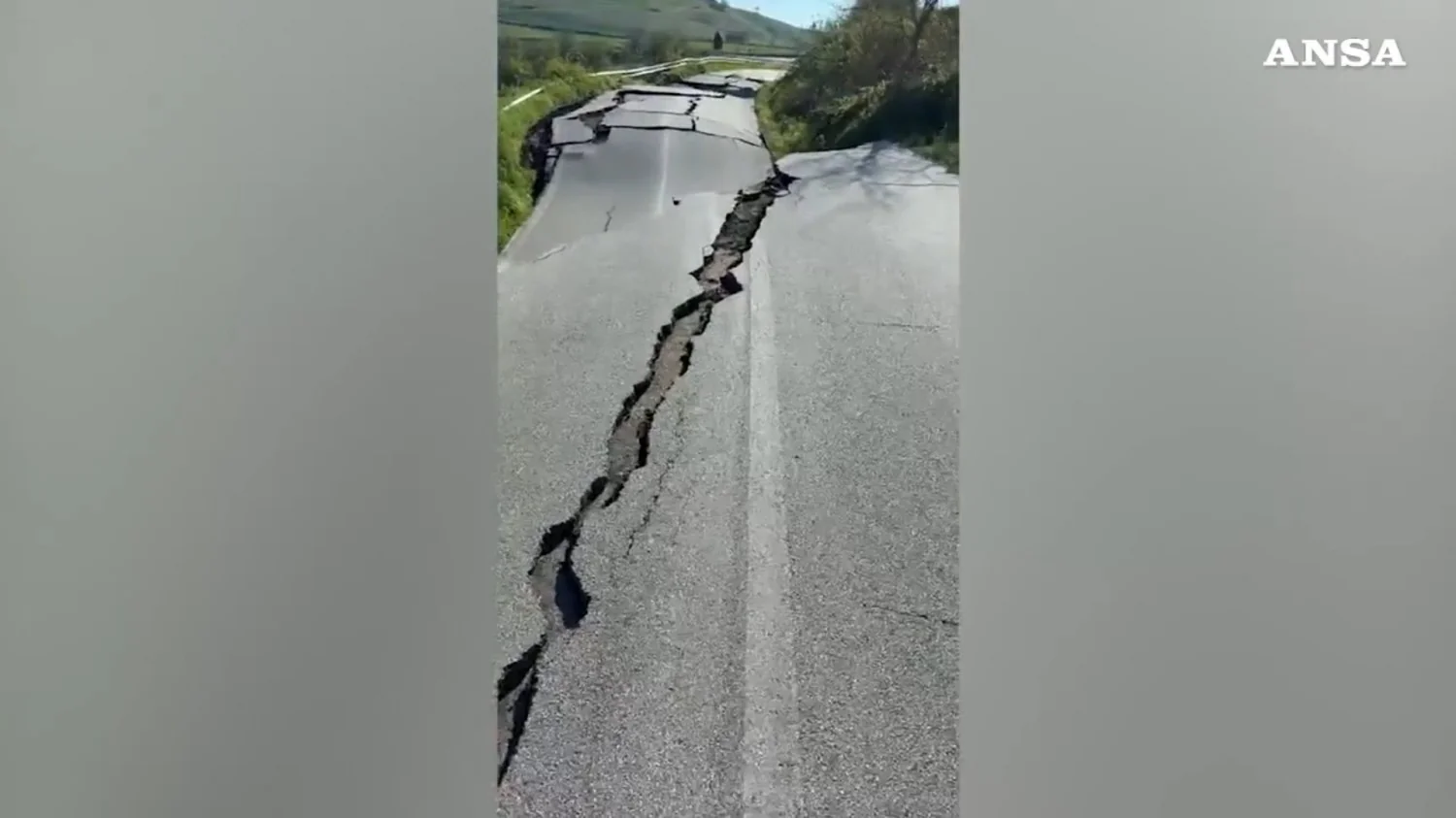 Deslizamento em Petacciato fecha a A14: estrada partida, frente em movimento e cerca de 50 evacuados