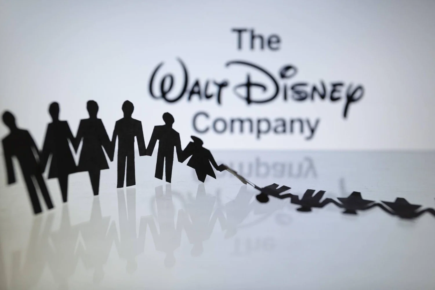 Disney anuncia corte de até 1.000 vagas na primeira ação do novo CEO Josh D'Amaro