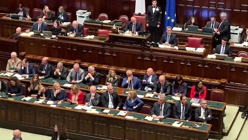 Ditonellapiaga e a disputa por 'Miss Italia': álbum lançado em 10 de abril sob risco judicial
