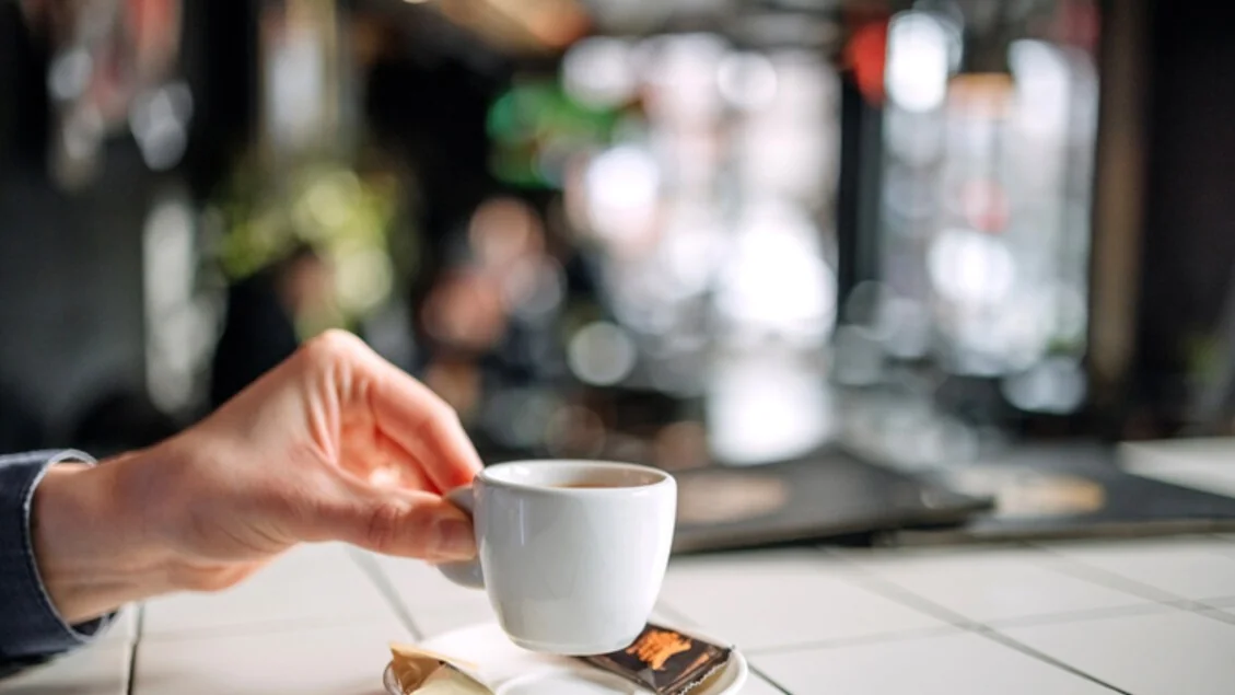 Dois a três cafés por dia ligados a menor risco de demência, indica estudo de Harvard