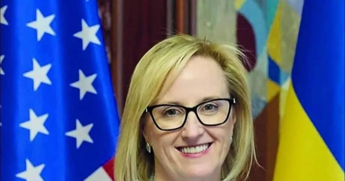 Embaixadora dos EUA em Kiev, Julie Davis, pede demissão alegando fricção com Trump sobre apoio à Ucrânia