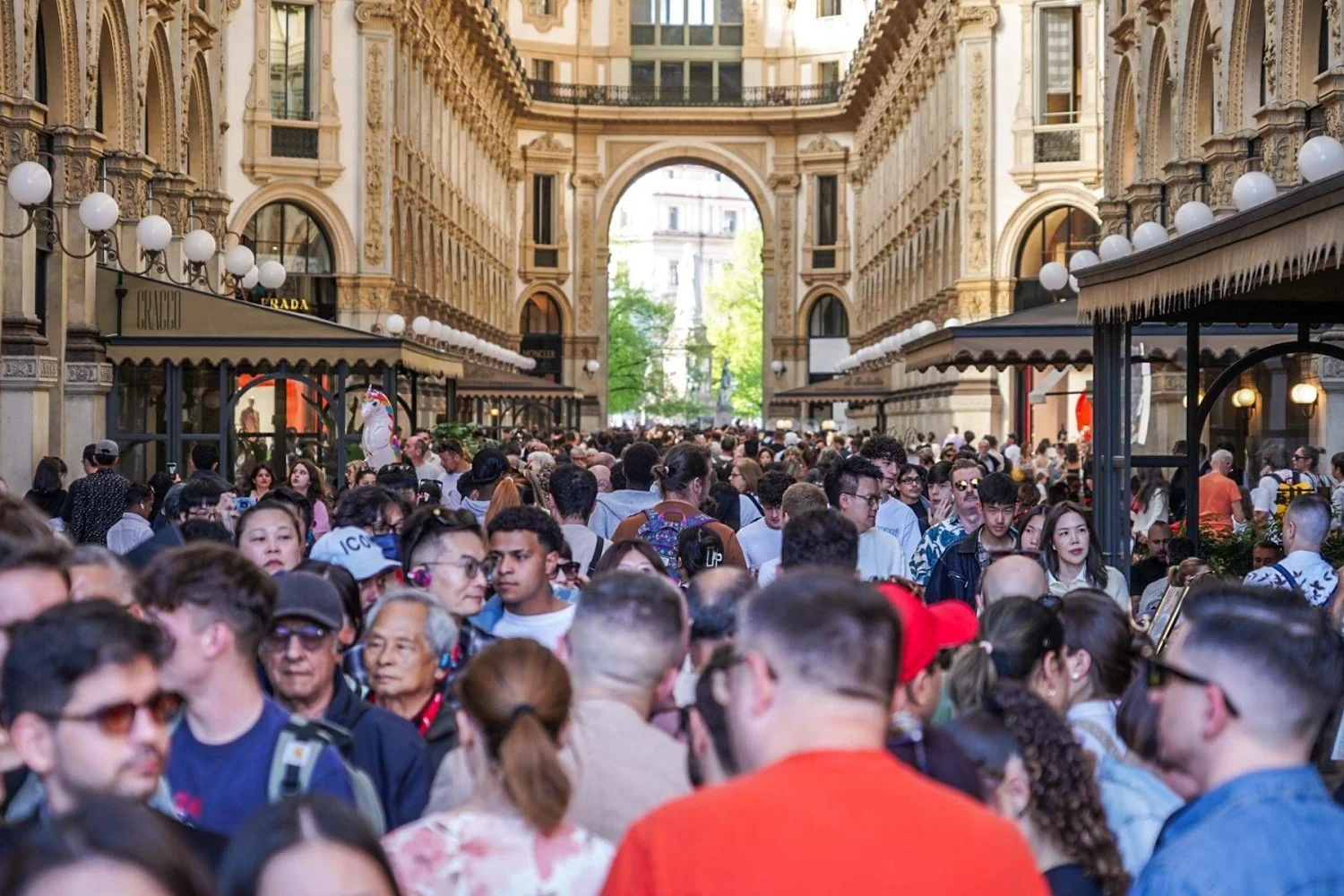 Escassez no setor terciário: faltarão 275 mil trabalhadores em 2026 e até 470 mil em 2035, aponta Confcommercio