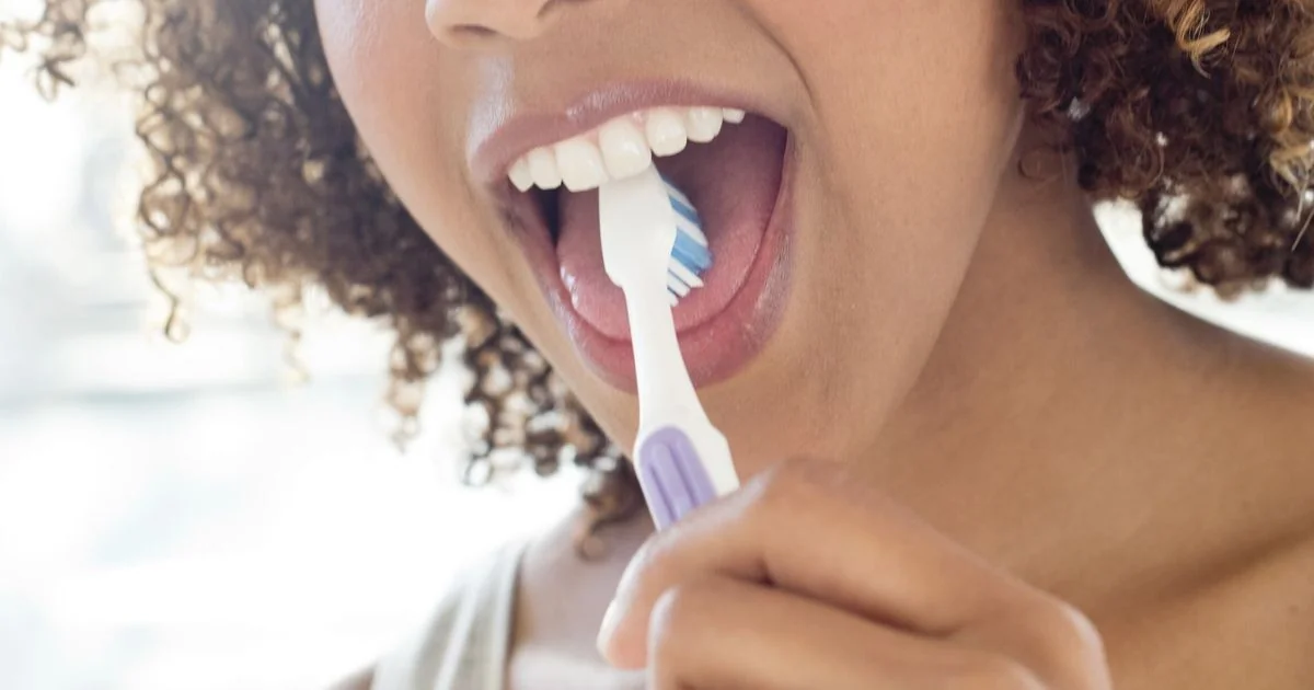 Escovas de silicone são tão eficazes quanto as de nylon? O que diz a revisão científica