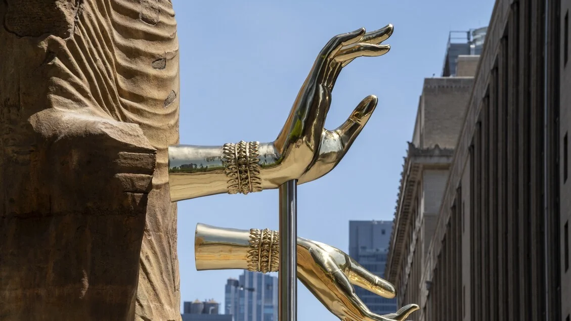 Gigantesca escultura homenageia os Budas de Bamiyan na High Line de Nova York