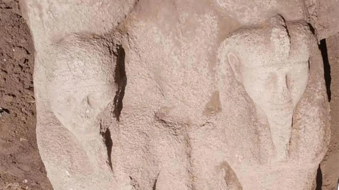 Peça de estátua colossal, possivelmente de Ramsés II, emerge em escavações no Alto Egito